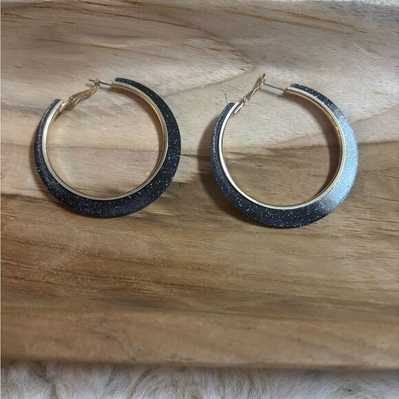 Elegant Black and Gold Hoop Earrings - Picture 2 of 3